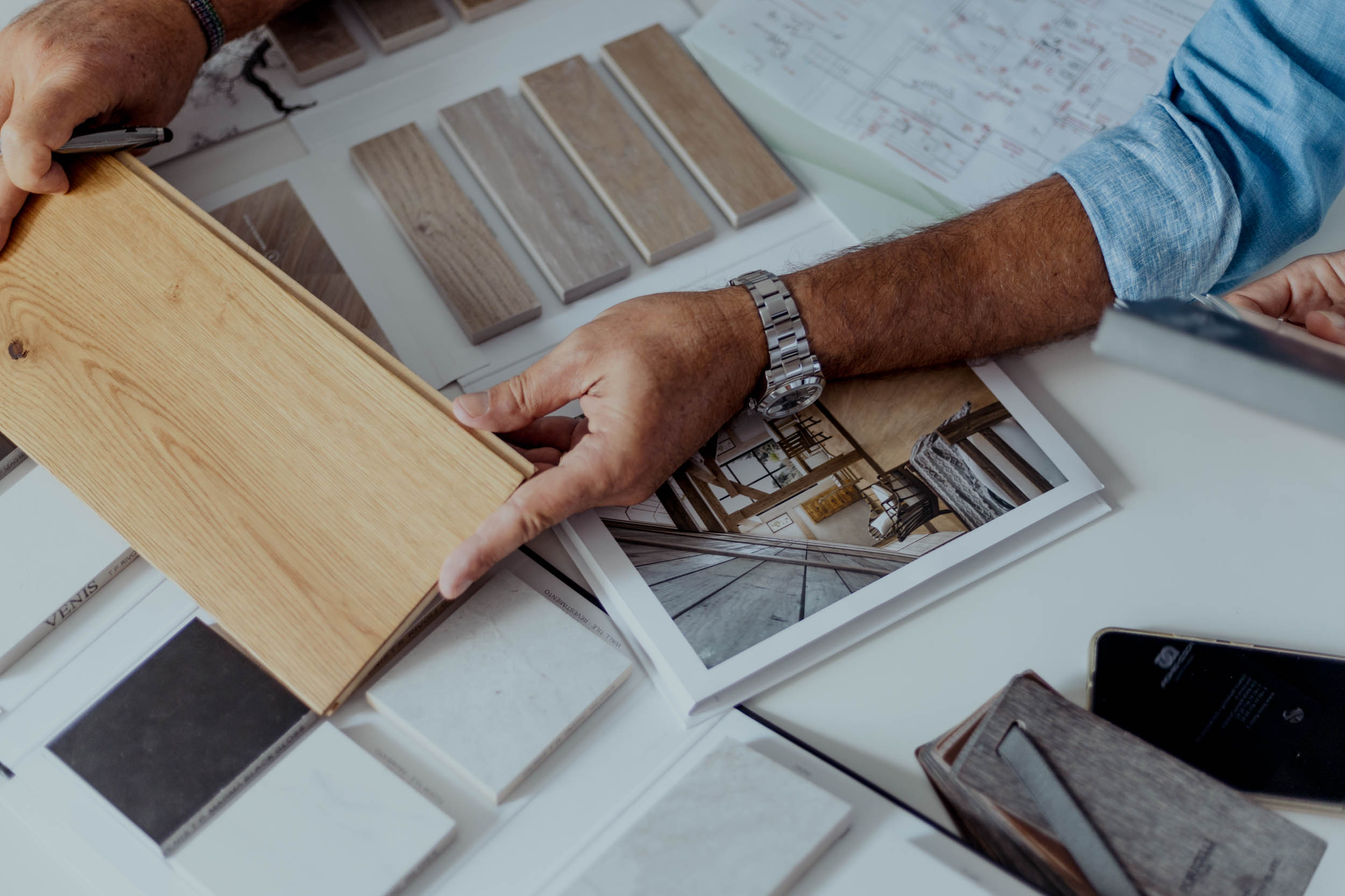 Selezione di materiali e finiture sul tavolo di lavoro